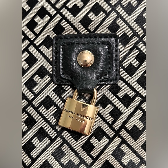 Tommy Hilfiger Black And Cream Logo Print Shoulder Bag Tote Gold Accents - Picture 3 of 9